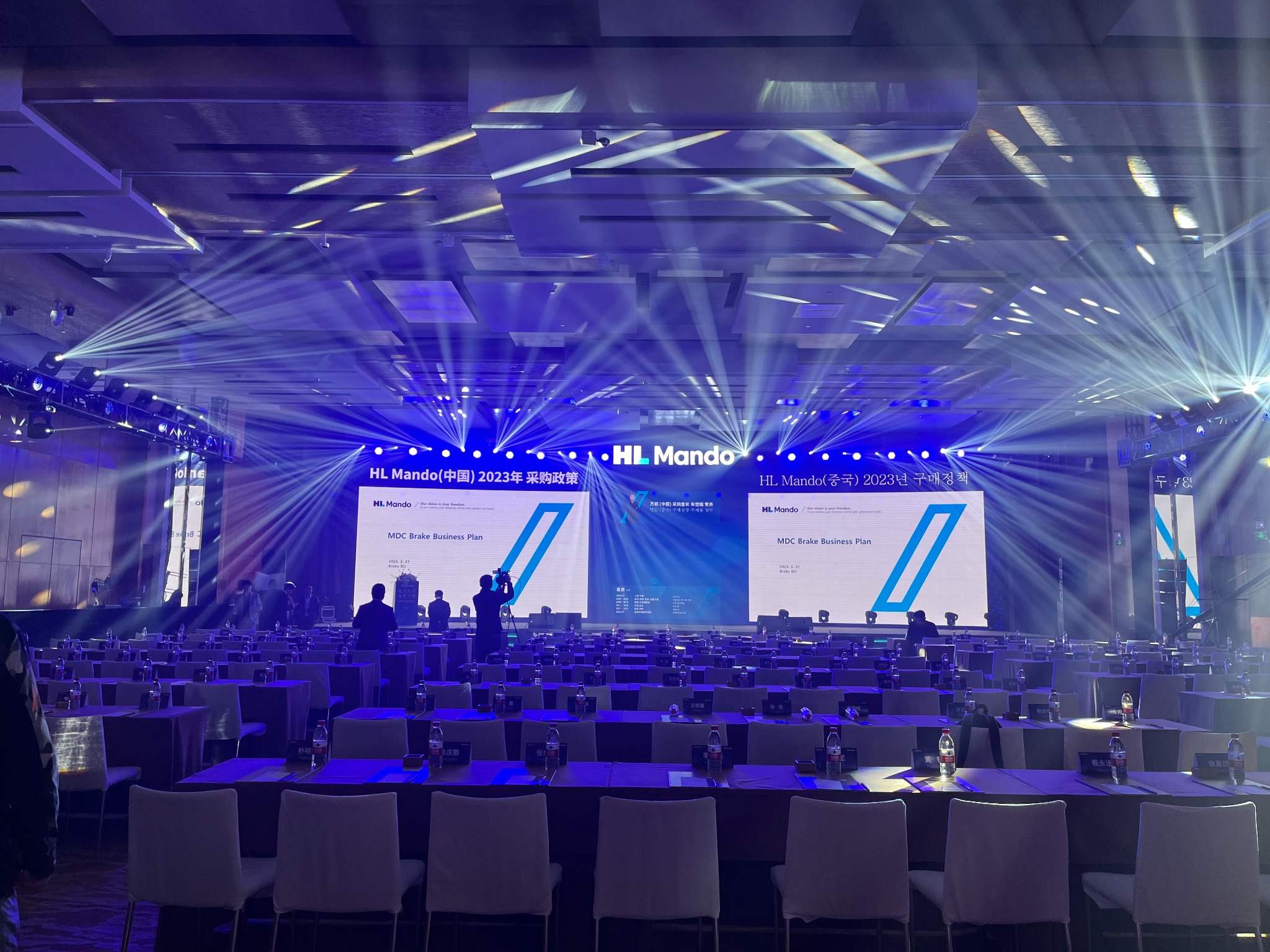 汉拿万都会场蓝白灯光全景